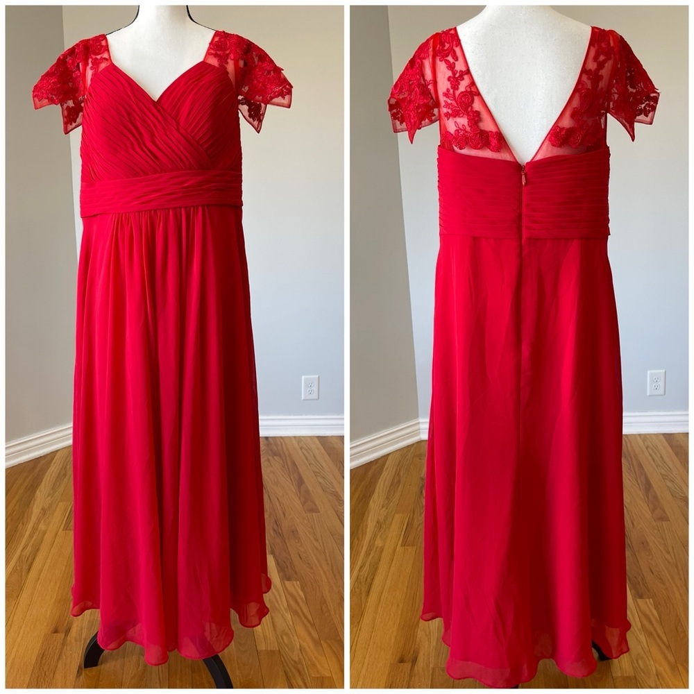 Red Lace Cocktail Dress for the Holidays